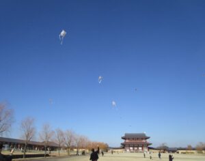 「凧作り、凧あげイベント開催」